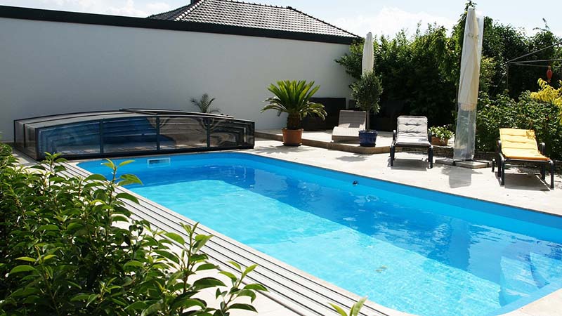 Piscine avec des Transats