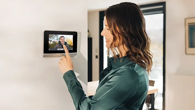 Une femme qui utilise un visiophone